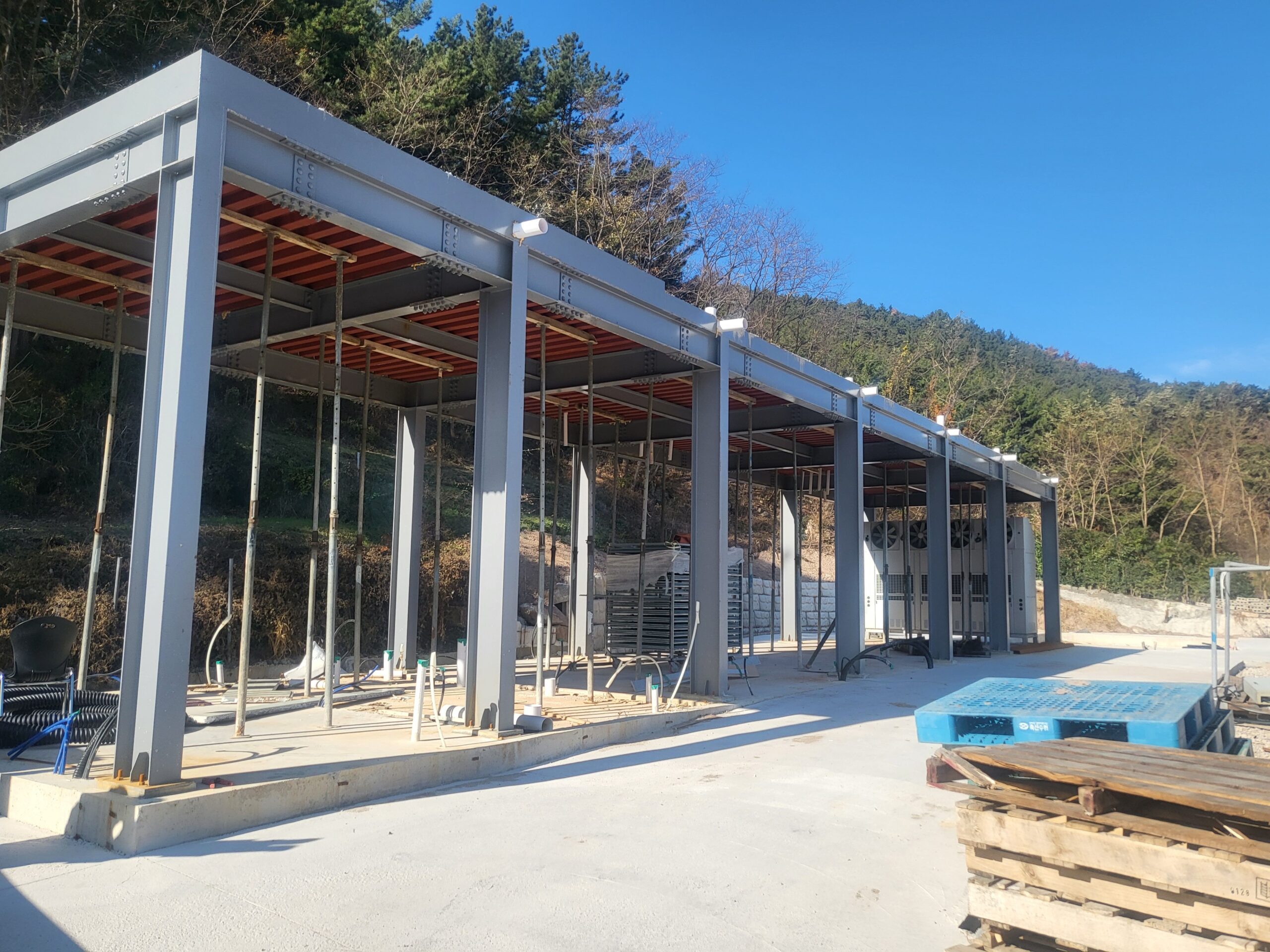 축산 다동 공장 철골 구조 조립 진행 중