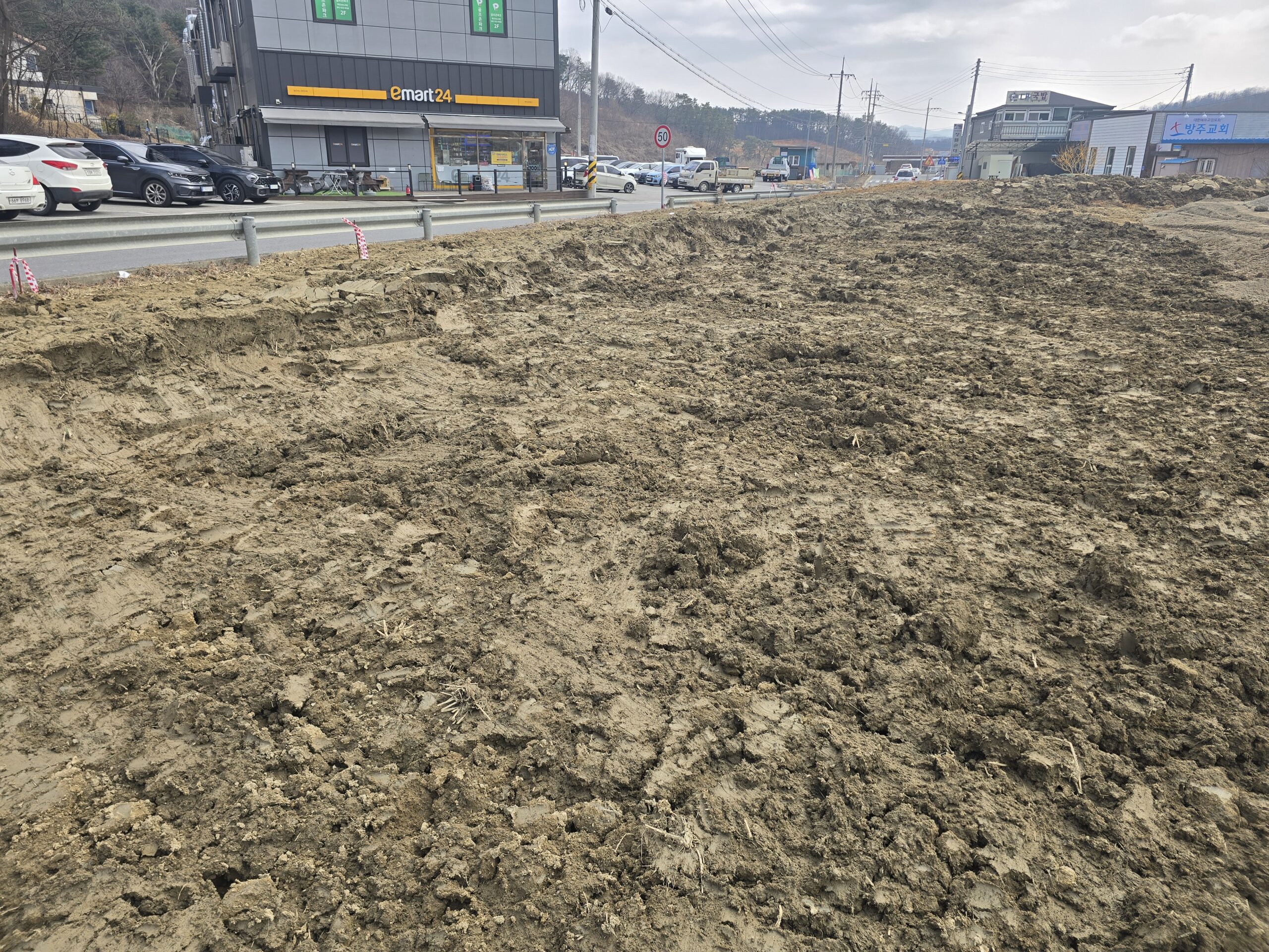 천안 공장 착공 초기 — 철골 기초 및 조립 시작 (2025년 3월)